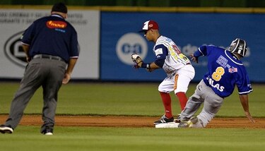 Árbitros castigados por malas decisiones en el béisbol panameño