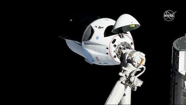 Dragon de SpaceX se acopla con éxito a la Estación Espacial Internacional