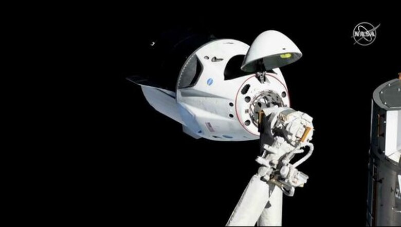 Dragon de SpaceX se acopla con éxito a la Estación Espacial Internacional