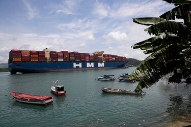 Canal de Panamá confirma que hay 134 buques en espera de tránsito por sequía