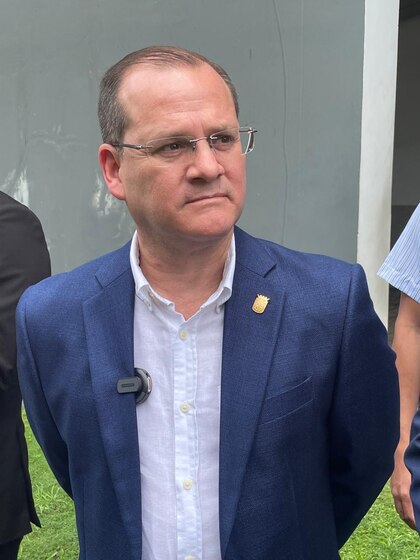 ¿Negocios sin competencia? Mizrachi extiende contratos sin justificar su ‘urgencia’