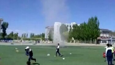 Video: Estudiante china es levantada más de dos metros por remolino