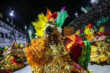 Un homenaje a la fruta del anacardo abre el segundo día de desfiles en el carnaval de Río