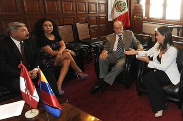 Opositora Machado partió de Lima hacia Caracas