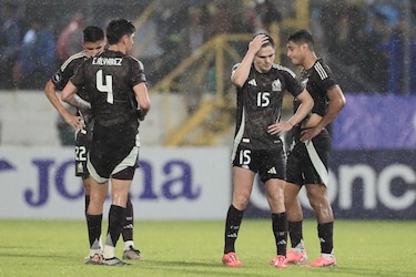 La Concacaf investigará la agresión al técnico mexicano Javier Aguirre; Honduras ganó 2-0