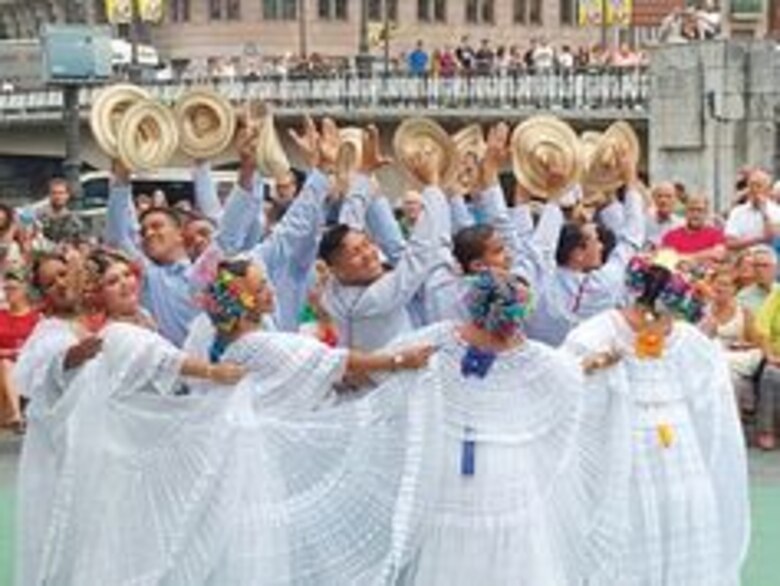 Folclore panameño se luce y vislumbra continente europeo