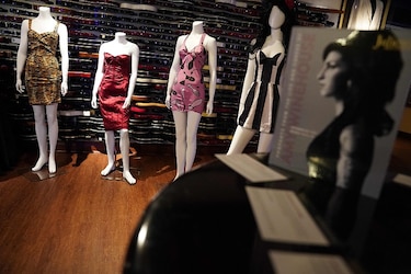 Ropa y objetos de Amy Winehouse salen a subasta por 2 millones de dólares