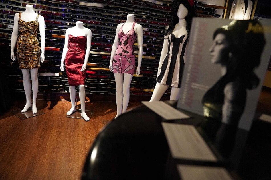 Ropa y objetos de Amy Winehouse salen a subasta por 2 millones de dólares