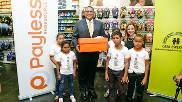 Payless ShoeSource regala zapatos a Casa Esperanza