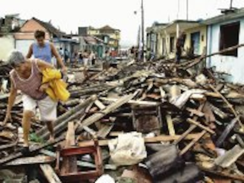 ‘Ike’ da otro golpe a caribeños