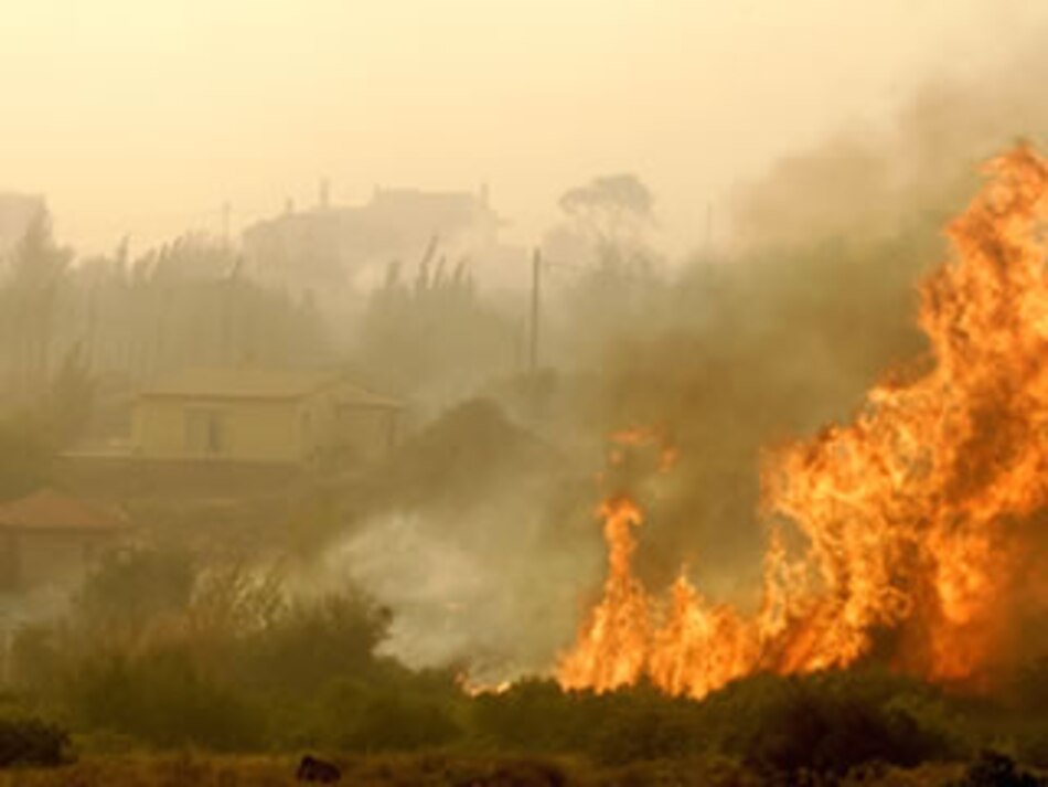 Incendio cerca de Atenas se propaga