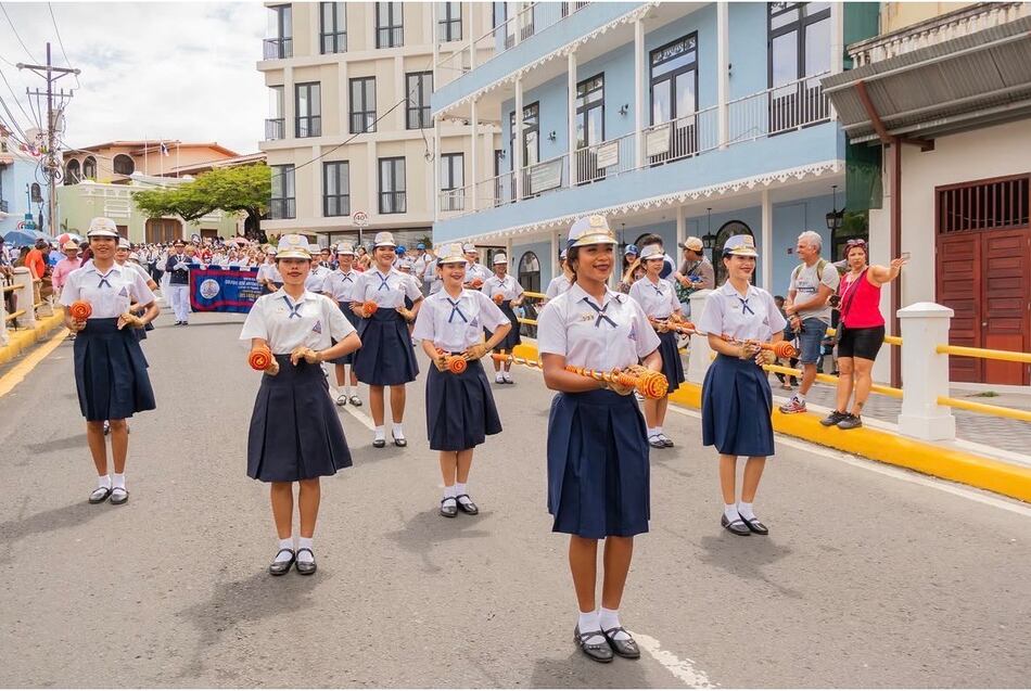 Estudiante extranjera con primer puesto no pudo portar la bandera en desfiles y Meduca responde