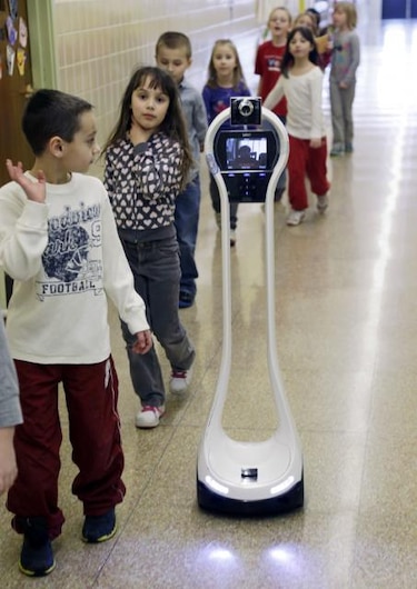Robot va a clases en vez de un niño enfermo