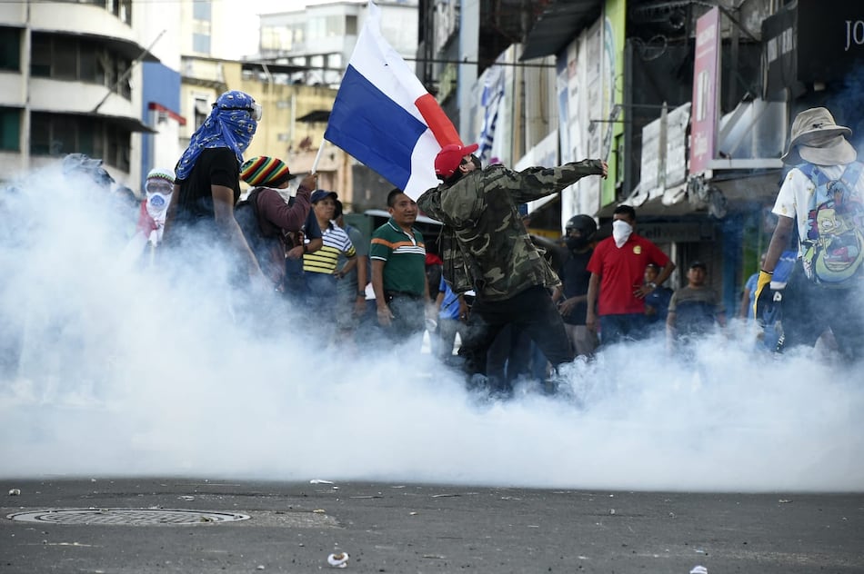 Enfrentamientos en las inmediaciones de la Asamblea Nacional; vandalizaron un local comercial