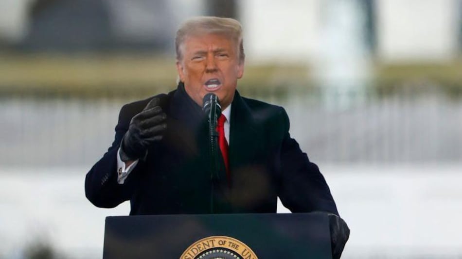 Trump demanda a la BBC por $5,000 millones por un reportaje en el que se editaron sus palabras