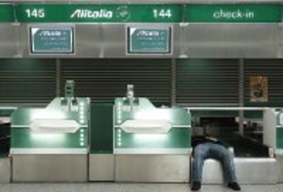 Huelga de 24 horas deja en tierra vuelos en Alitalia