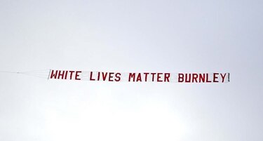 La pancarta “White Lives Matter” es fuertemente criticada en Inglaterra