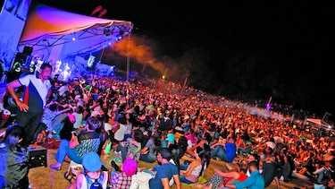 Festival al aire libre en el parque Omar