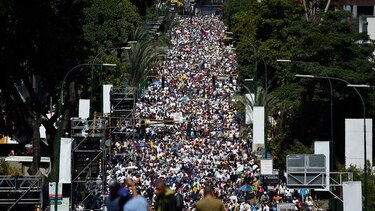 Guaidó anuncia que llegará ayuda humanitaria a Venezuela por Colombia y Brasil