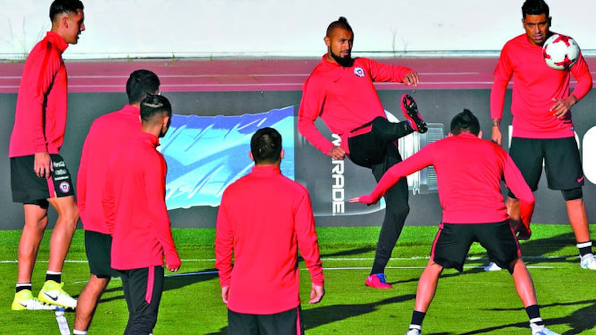 Arturo Vidal (c) patea la bola durante el último entrenamiento de Chile.