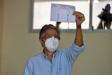 Ecuador define en las urnas ajustado duelo presidencial entre la izquierda y la derecha