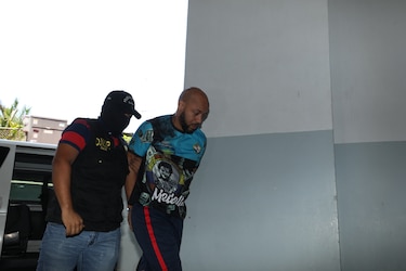 Imputan cargos a los tres futbolistas investigados por el caso de amaño de partidos; Óscar McFarlane quedó detenido