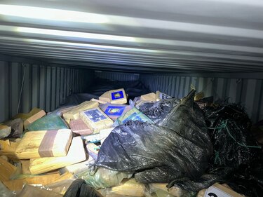 Incautan más de una tonelada de presunta droga en buque en tránsito por Panamá