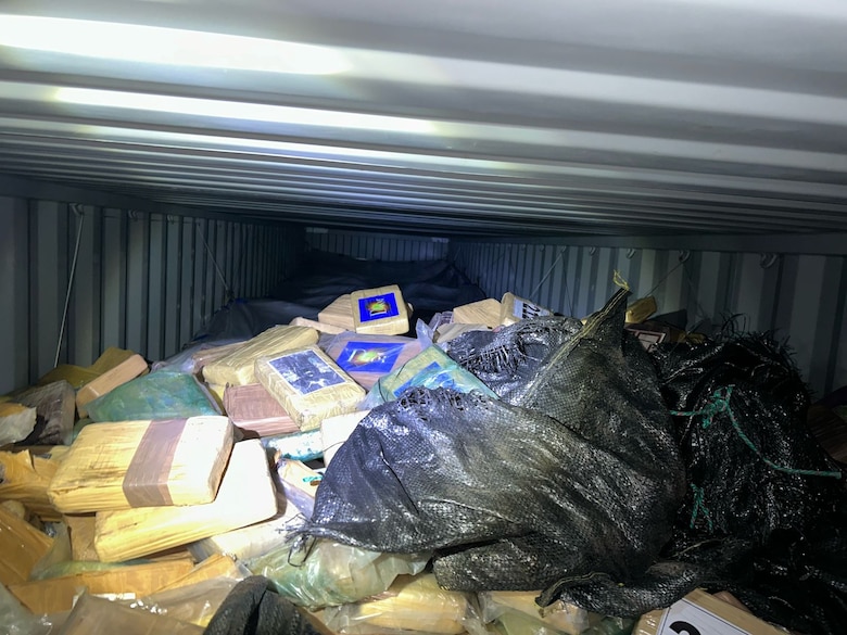 Incautan más de una tonelada de presunta droga en buque en tránsito por Panamá