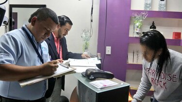 Intervienen salón de belleza y local de venta de celulares por envío ilícito de dinero