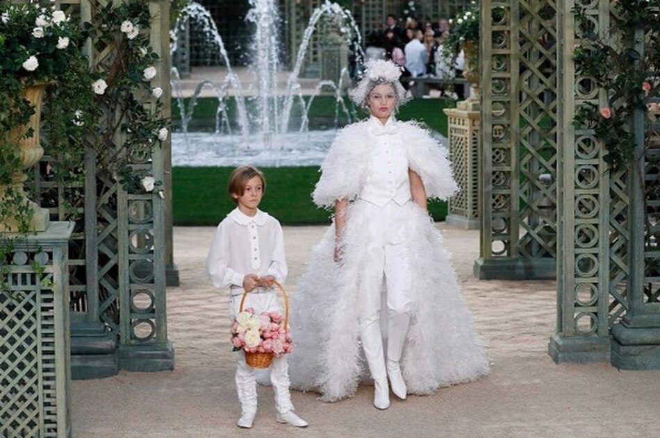 Princesas de rosa en el jardín francés de Karl Lagerfeld