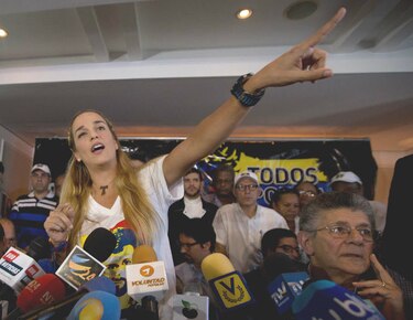 Obligan a desnudarse a Lilian Tintori para poder visitar a su esposo Leopoldo López en la cárcel