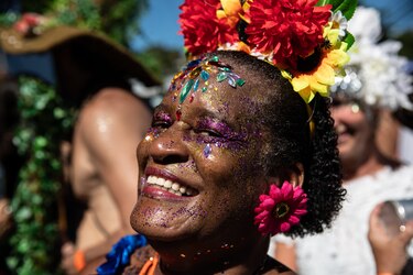 São Paulo le da su pistoletazo al carnaval con desfiles de samba y comparsas callejeras