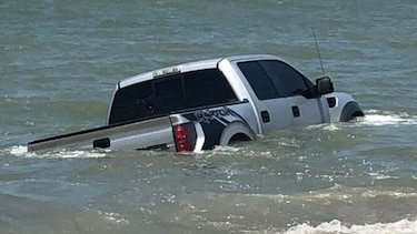 Marea arrastra vehículo en playa Serena