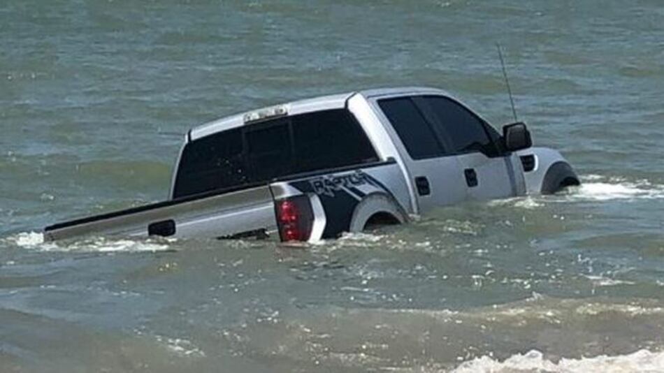 Marea arrastra vehículo en playa Serena