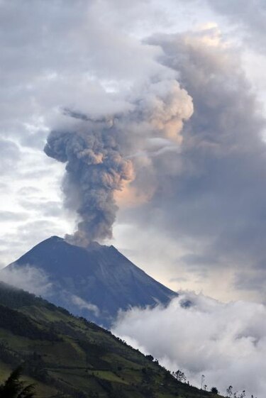 El Tungurahua mantiene su actividad con constantes explosiones y emisiones