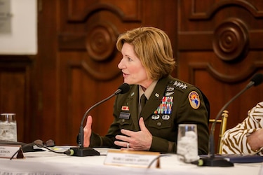 El presidente analiza con la jefa del Comando Sur la situación de Venezuela, migración y seguridad en la región