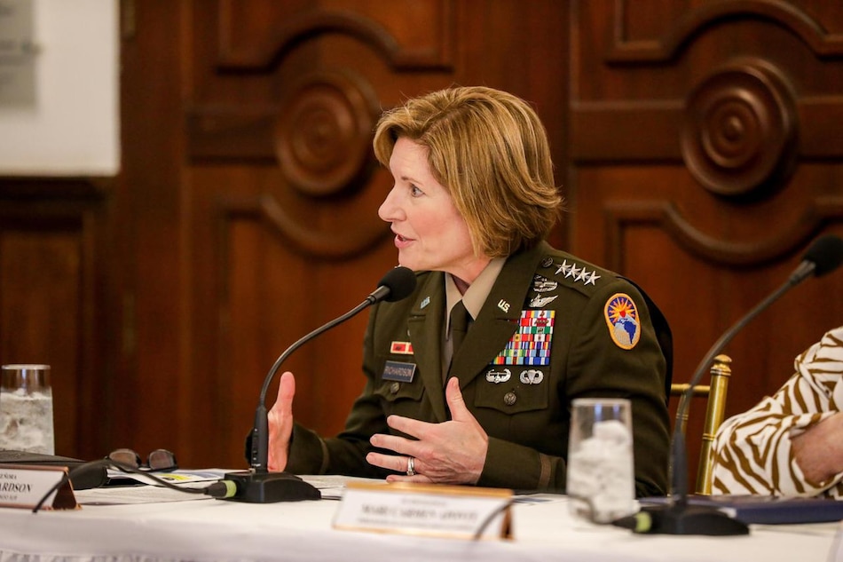 El presidente analiza con la jefa del Comando Sur la situación de Venezuela, migración y seguridad en la región