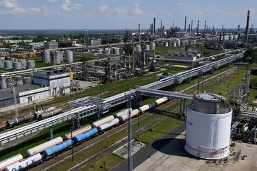Unión Europea acuerda embargo a parte importante de sus compras de petróleo ruso
