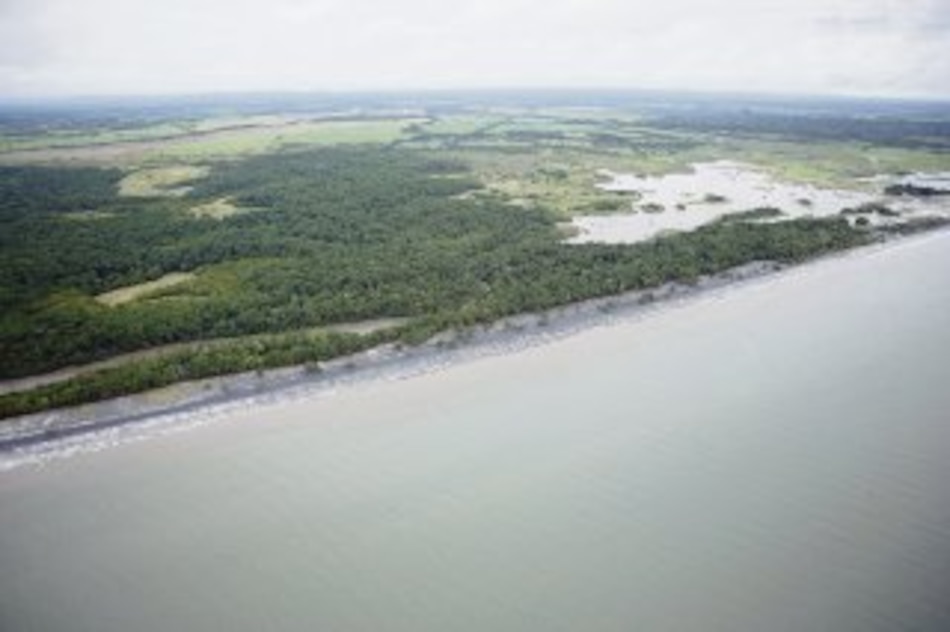 Juan Hombrón: una playa y doce sociedades