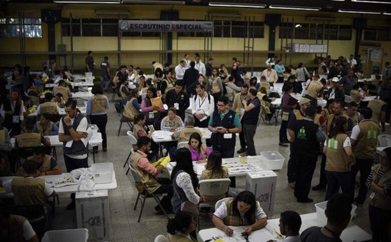 Honduras: sigue el conteo de votos y ciudadanos protestan desde sus casas