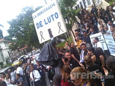Medios expresan su repudio al retroceso en materia judicial