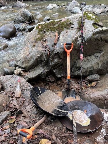 Los sorprendieron lavando oro en plena reserva forestal en Panamá: así cayó la pareja
