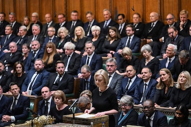 Salvas, flores y el discurso de Carlos III, en el primer día de duelo por Isabel II