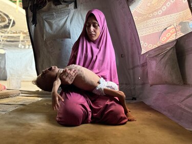 Decenas de camiones de ayuda humanitaria cruzan la frontera egipcia rumbo a Gaza