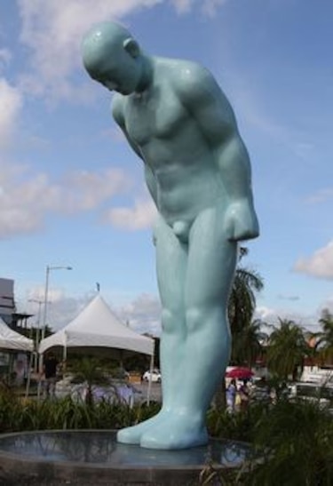 Se inaugura la estatua 'Hombre que saluda'