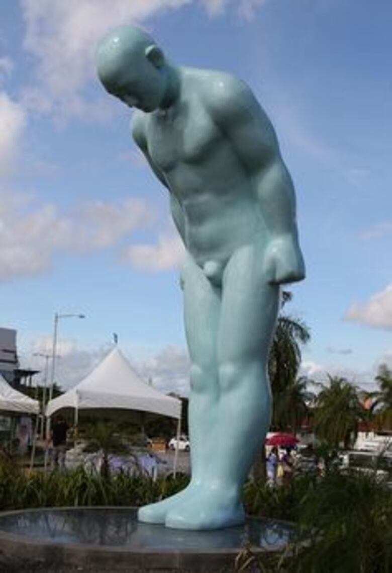 Se inaugura la estatua 'Hombre que saluda'
