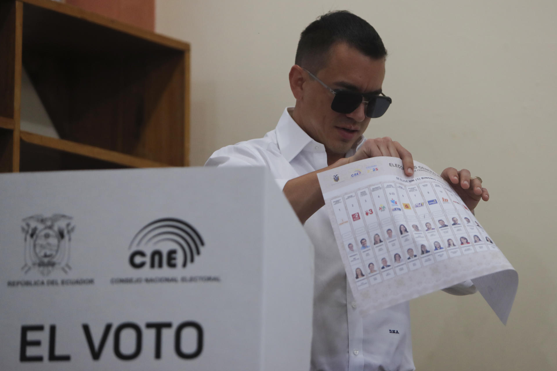Daniel Noboa tiene 44.15 % y Luisa González, 44 %, con el 99.42 % escrutado en Ecuador