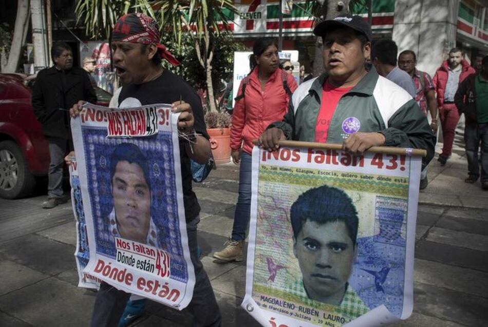México: Hallan 2 cuerpos donde desaparecieron estudiantes