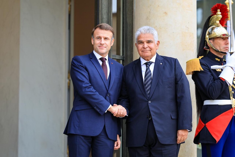 Mulino es recibido por el presidente francés, Emmanuel Macron, en el palacio del Elíseo
