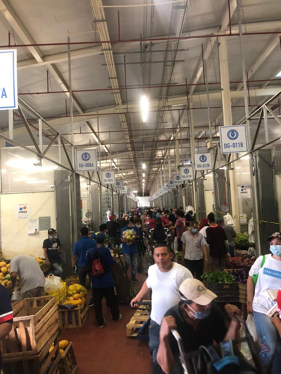 Pasillos llenos de personas y sin protección en Merca Panamá